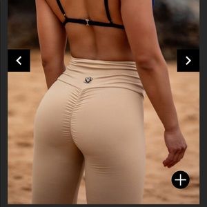 *BLACK* booty scrunch leggings